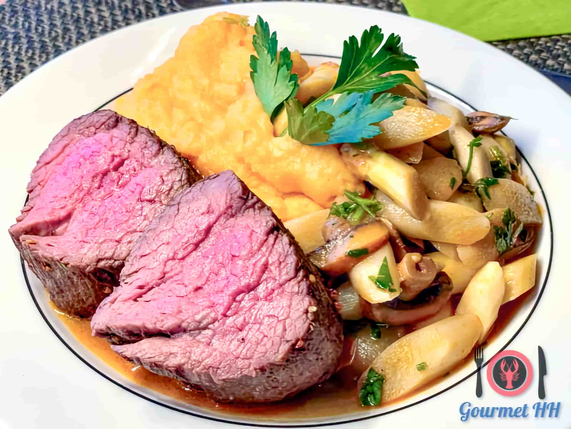 Bild: Rinderfilet sanft gegart mit Spargel-Champignon Curry