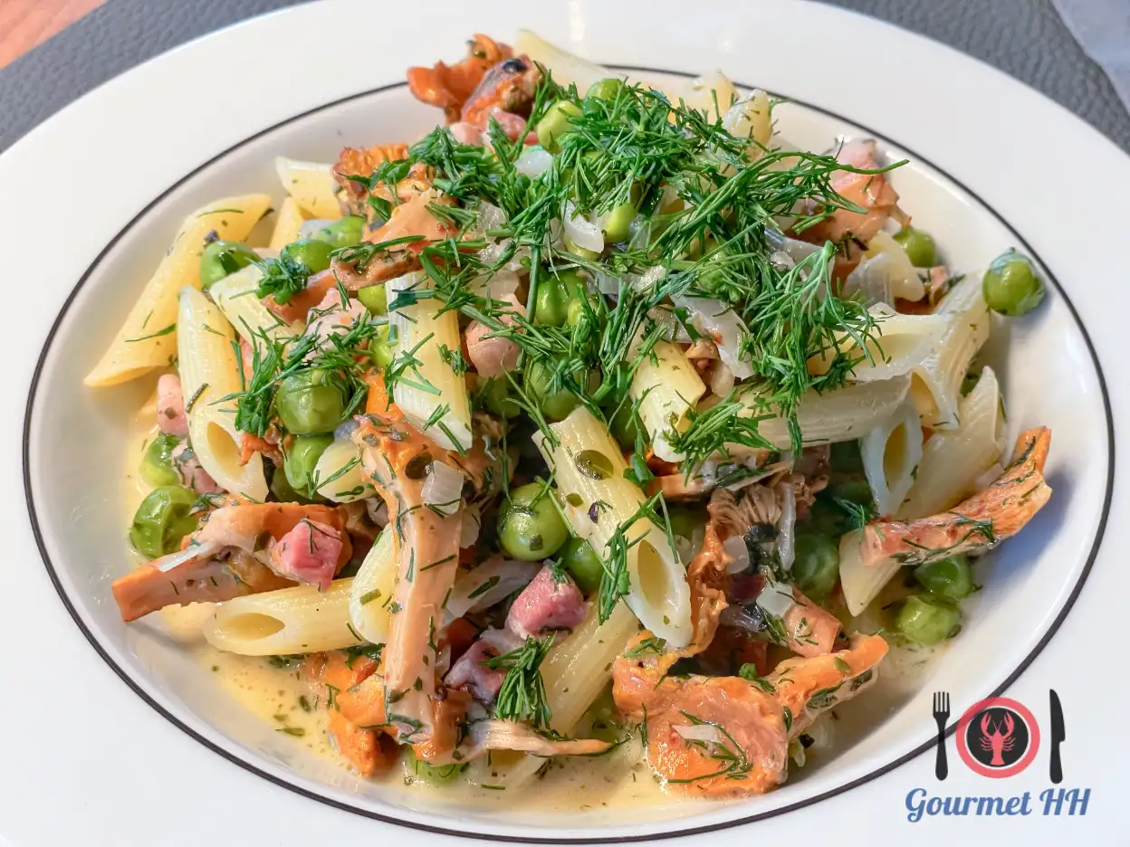Bild: Frische Pfifferlinge mit Erbsen und Speck