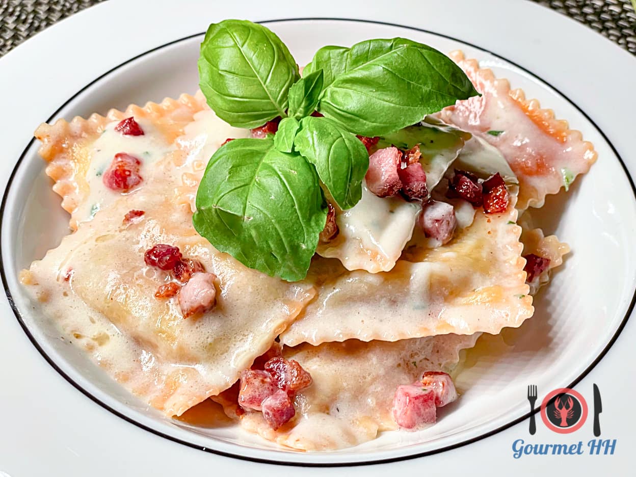 Bild: Panzerotti in einer Bechamelsauce, Rosmarin und knusprigem Pancetta