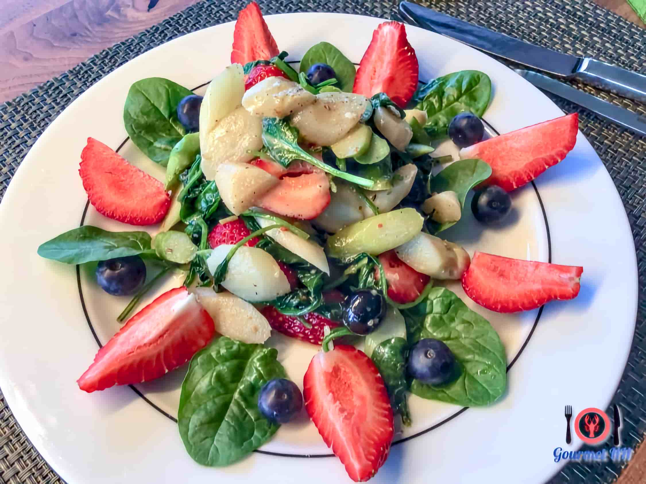 Bild: Spargelsalat mit Spinat, Erdbeeren und Blaubeeren