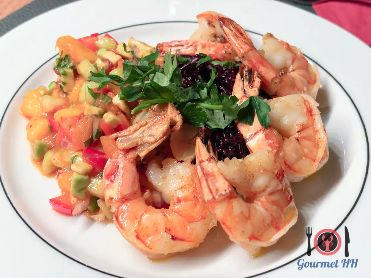 Bild: Garnelen mit Mango-Avocado Salat auf schwarzem Reis