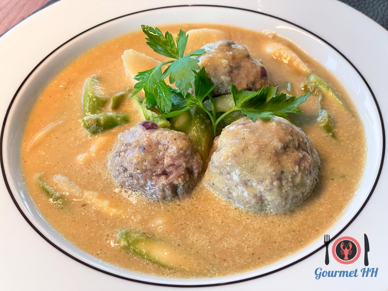 Bild: Curry-Kokos Spargelsuppe mit Hackbällchen