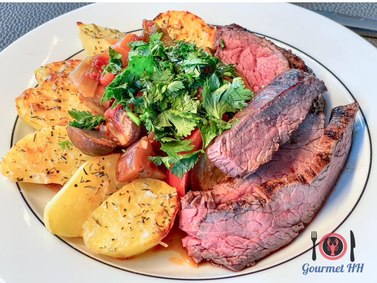 Bild: Flanksteak vom Grill mit Ratatouille und Parmesankartoffeln