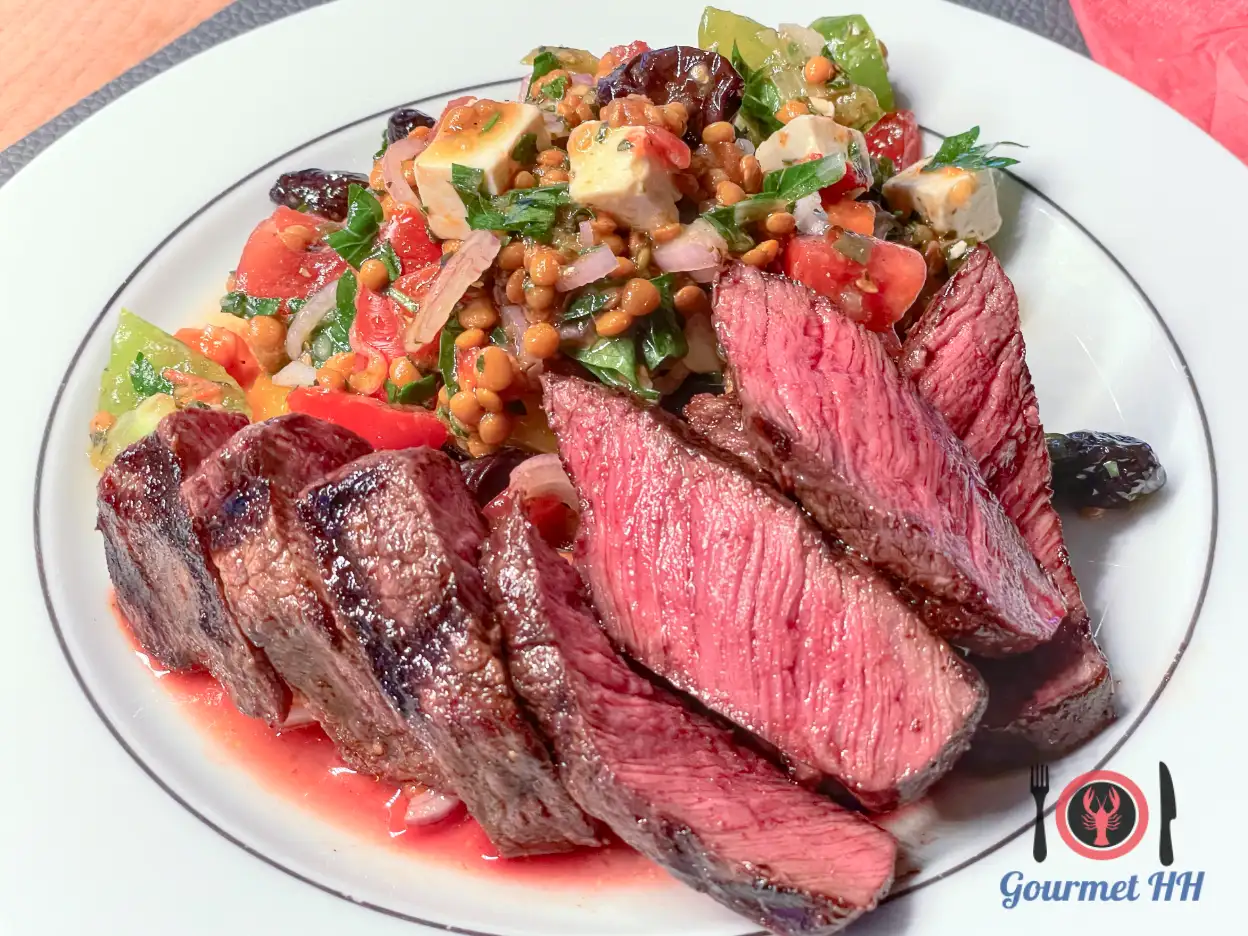 Bild: Gegrilltes Kugelsteak vom Wagyu-Rind mit frischem Sommersalat