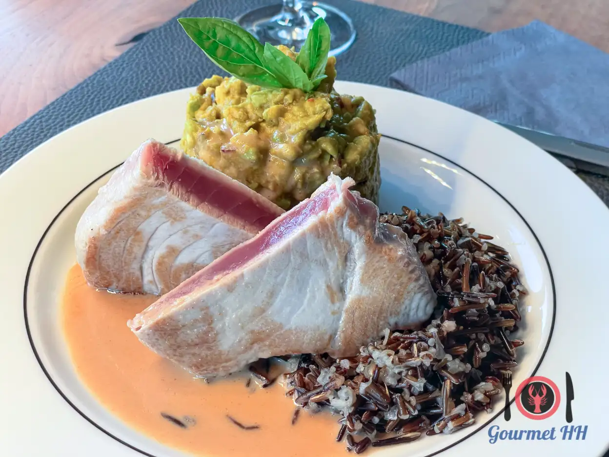 Bild: Gebratenes Thunfischsteak mit Avocado-Stampf auf Wildreis