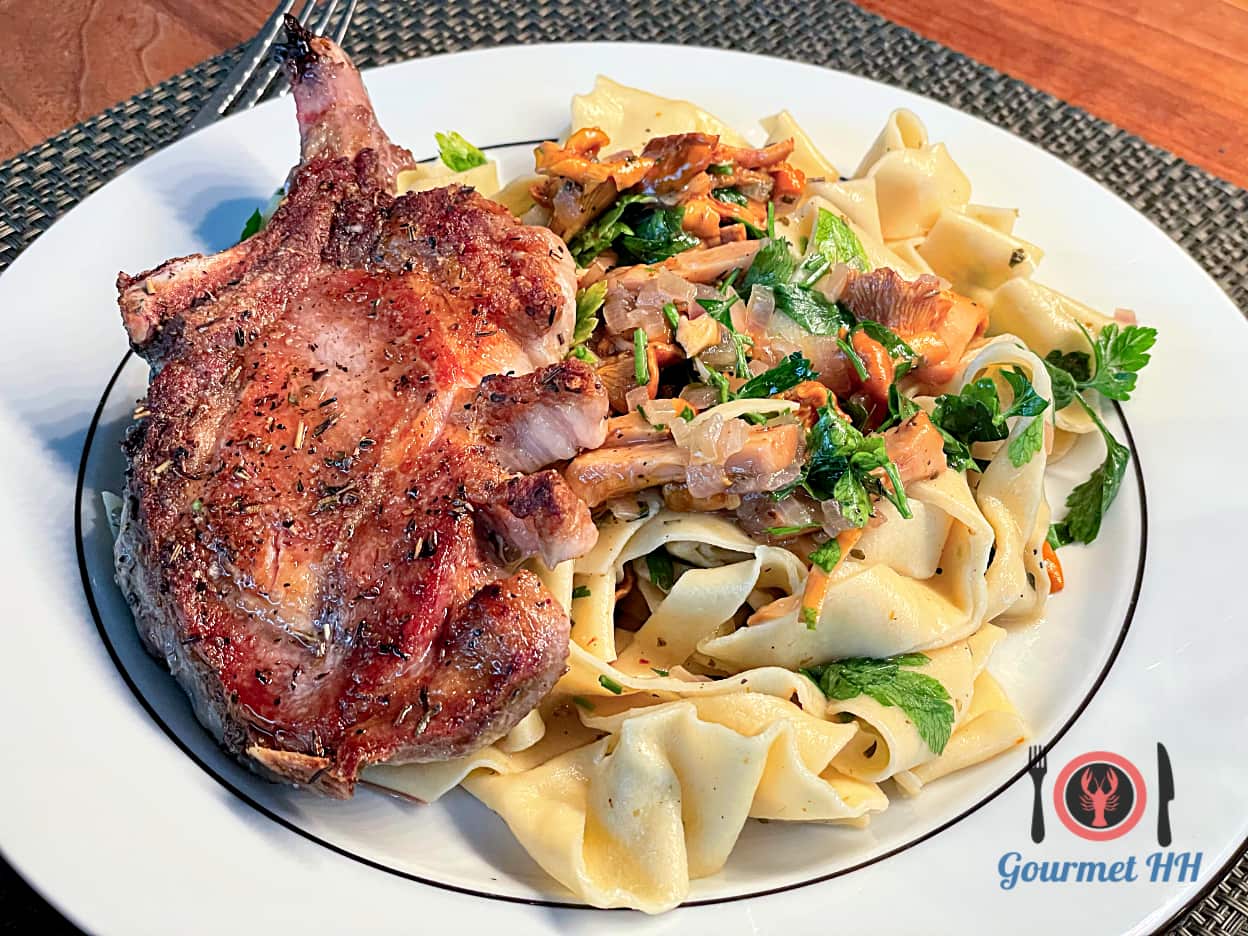 Bild: Parpadelle mit Pfifferlingen und Kotelette vom Iberico
