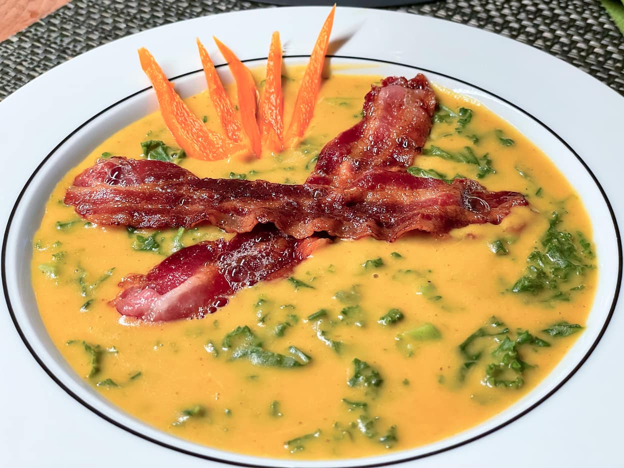 Bild: Grünkohl-Kürbis-Linsensuppe mit Speckchip